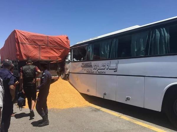 19 اصابة بتصادم حافلة وشاحنة في الصحراوي