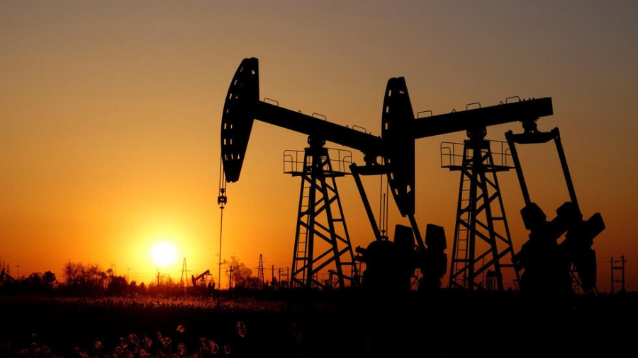 انخفاض أسعار النفط بأكثر من 4