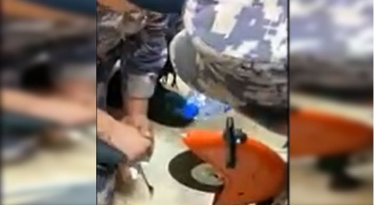 بالفيديو...الدفاع المدني يحرر أصبع شاب من خاتم في مادبا