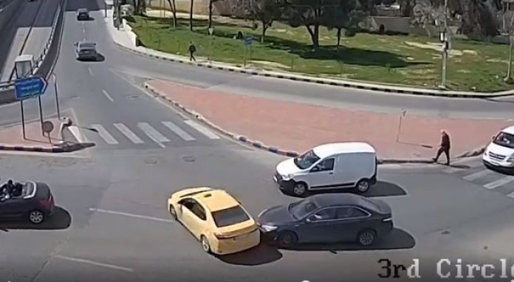 بالفيديو...حادث سير بإحدى مناطق العاصمة سببه الاستهتار بتعليمات المرور