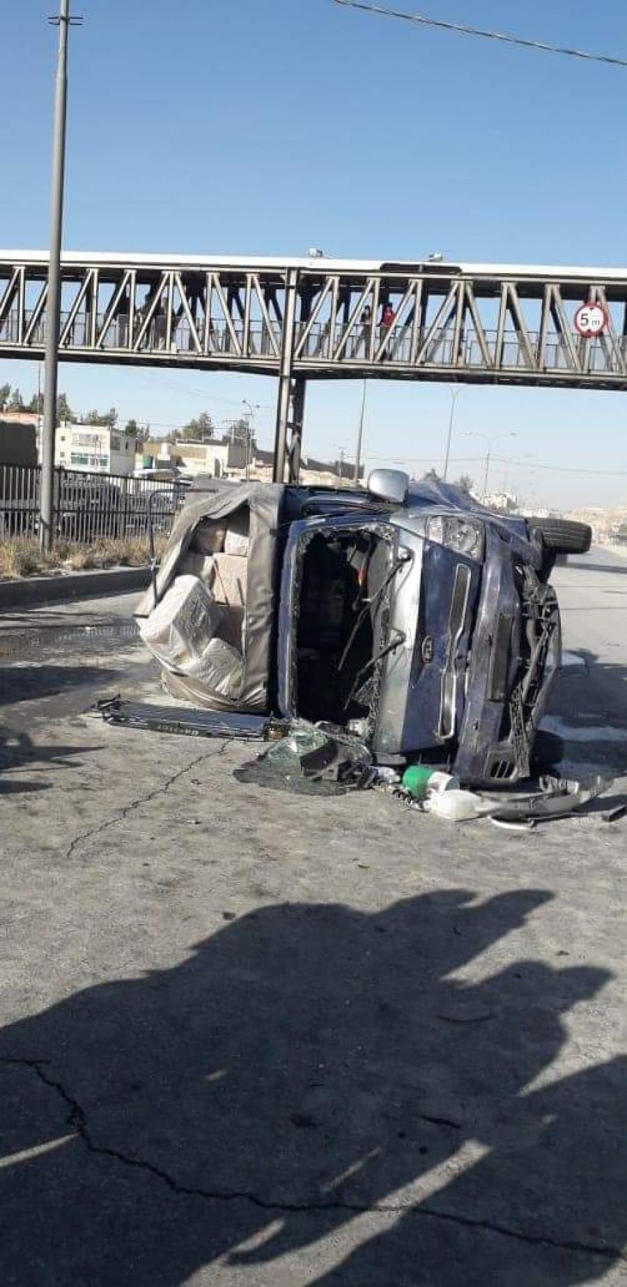 بالصور .. 8 إصابات اثر حادث تصادم 4 مركبات ما بعد جسر ابو صياح باتجاه الزرقاء