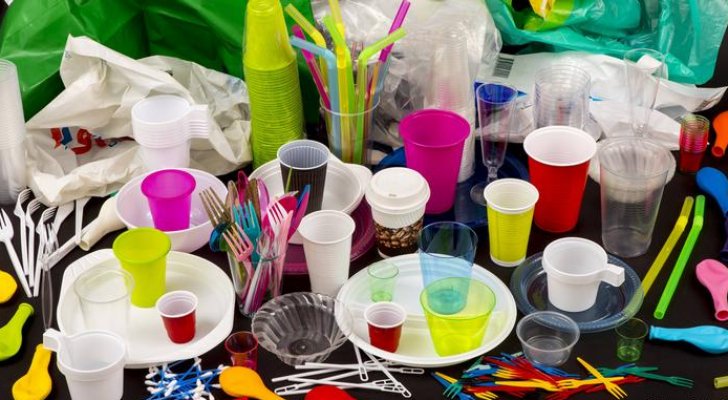 علماء: كورونا لا ينتقل عبر المنتجات البلاستيكية