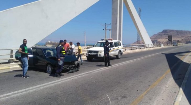 شاهد بالصور ... 6 إصابات بتصادم مركبتين بعد جسر الموجب باتجاه عمان