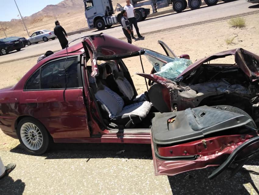 بالصور... وفاة و5 اصابات بتصادم شاحنة ومركبة على الطريق الصحراوي