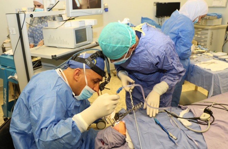 فريق طبي بمدينة الحسين الطبية يجري عملية نادرة ومعقدة