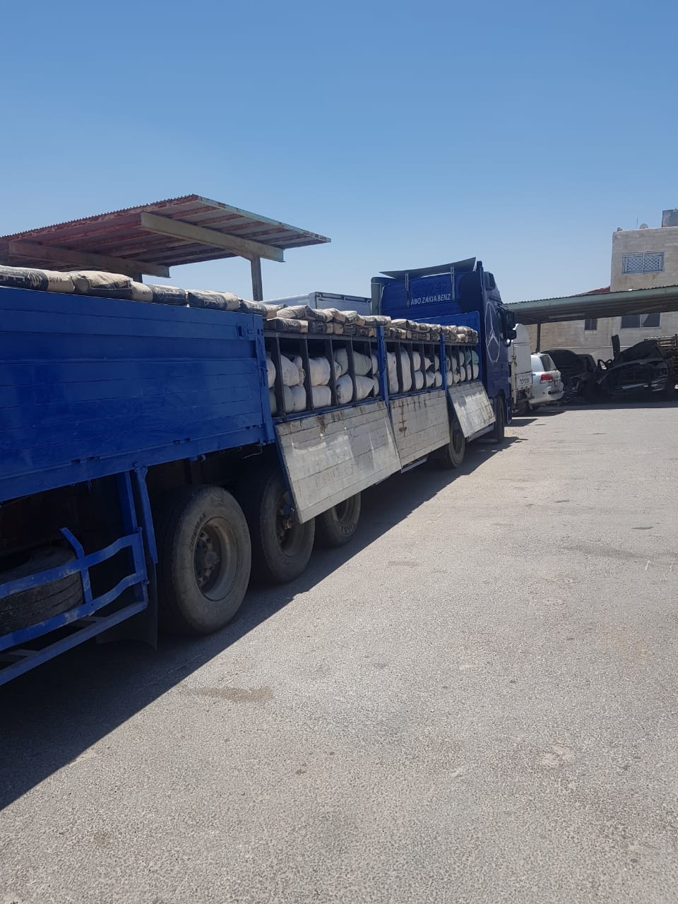 بالصور...الجمارك الأردنية تحبط تهريب شاحنة تحمل كميات كبيرة من الملابس  والرسيفرات - انباء الوطن