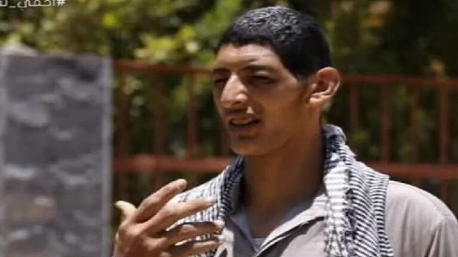 بالفيديو.. أطول رجل في دولة عربية: نفسي ألبس زي الناس بسهولة