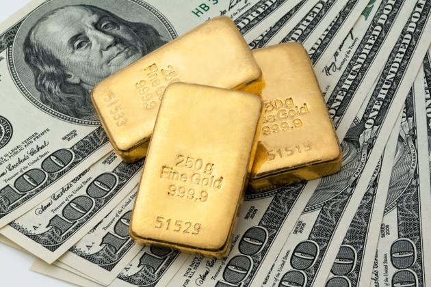 صعود الدولار يهبط بالذهب .. وتوتر الصين وأميركا يكبح الخسائر