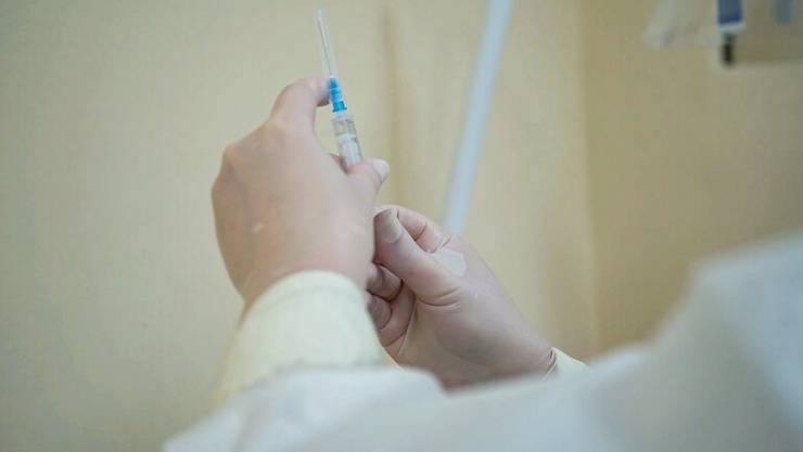 الأطباء الروس يتحدثون عن كيفية تطعيم السكان باستخدام اللقاح الجديد
