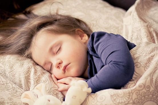 علاقة النوم بتعزيز مناعة الطفل في زمن كورونا