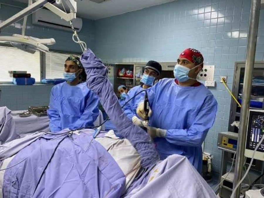 عملية جراحية نادرة في مدينة الحسين الطبية