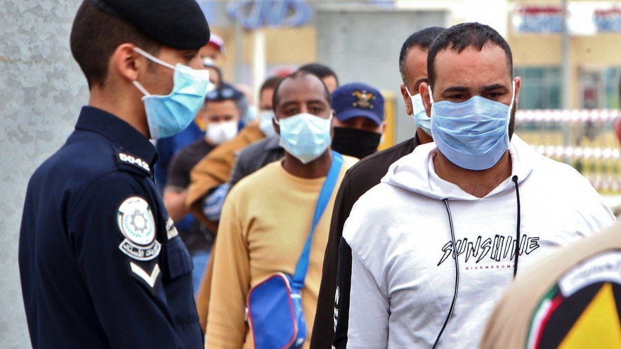 الكويت : تسجيل 4 وفيات و886 إصابة جديدة بكورونا