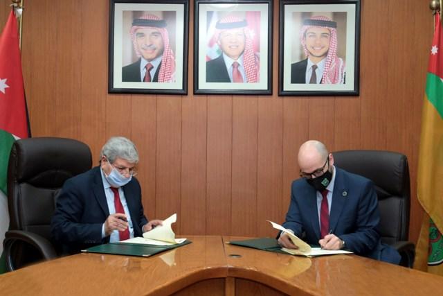الأردنية ومؤسسة الخبير توقعان اتفاقية تعاون مشترك