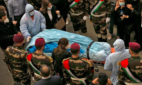بالصور ...  استعدادات لجنازة عسكرية لصائب عريقات