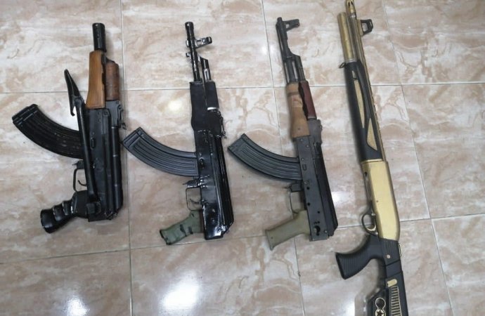الأمن: ضبط 3 أسلحة نارية اوتوماتيكية وسلاح فردي في عمان