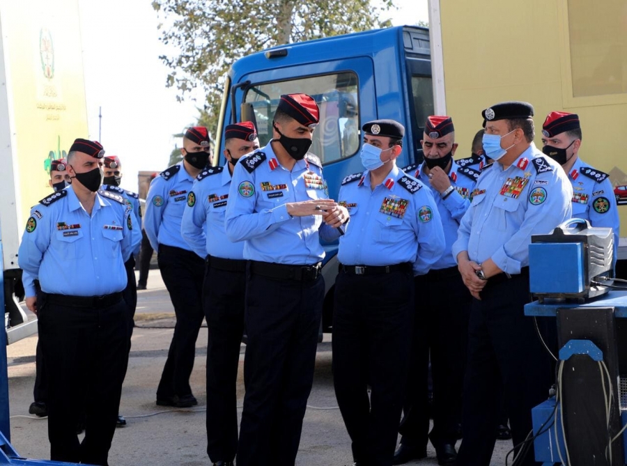 مدير الأمن العام يهنئ العاملين في إدارة الترخيص بعد حصولهم على جائزة التميز الحكومي العربي.