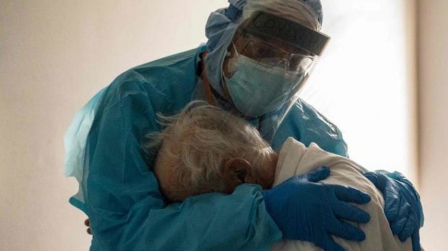 صورة تنبض بالإنسانية ... طبيب يعانق مسناً مصاباً بكوفيد19