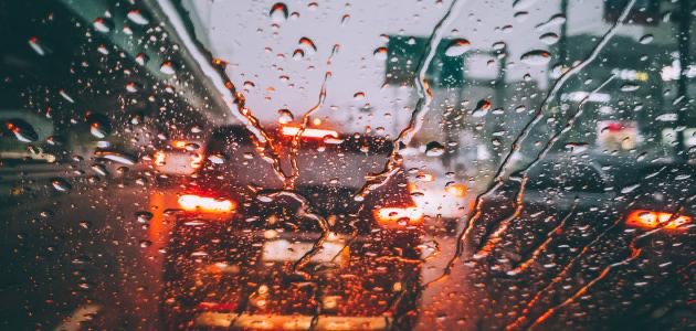 الدوريات الخارجية: تجنبوا التصوير خلال القيادة عند هطول الأمطار