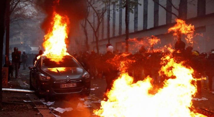المظاهرات تعود إلى باريس .. تكسير محلات وحرق سيارات