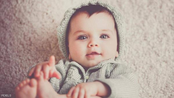 لماذا يخرج الرضيع لسانه؟ 7 أسباب علمية تفسر الظاهرة اللافتة