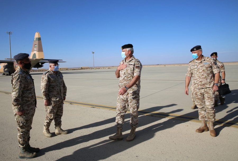 رئيس هيئة الأركان المشتركة يزور قيادة مجموعة الملك فيصل بن عبد العزيز الجوية الجفر