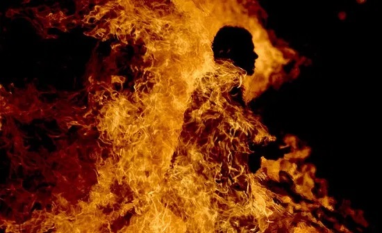 مواطن يحرق نفسه في الشارع العام بالعاصمة عمان