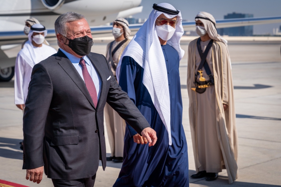 الشيخ محمد بن زايد آل نهيان في مقدمة مستقبلي جلالة الملك لدى وصوله ابوظبي