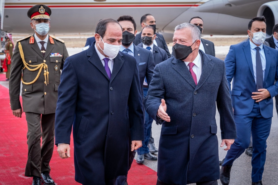 الملك وولي العهد يستقبلان الرئيس المصري لدى وصوله إلى مطار ماركا