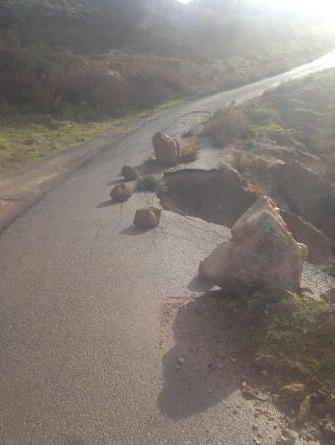 بالصورة .. انهيار طريق في منطقة كفرهودا بالسلط جراء الأمطار