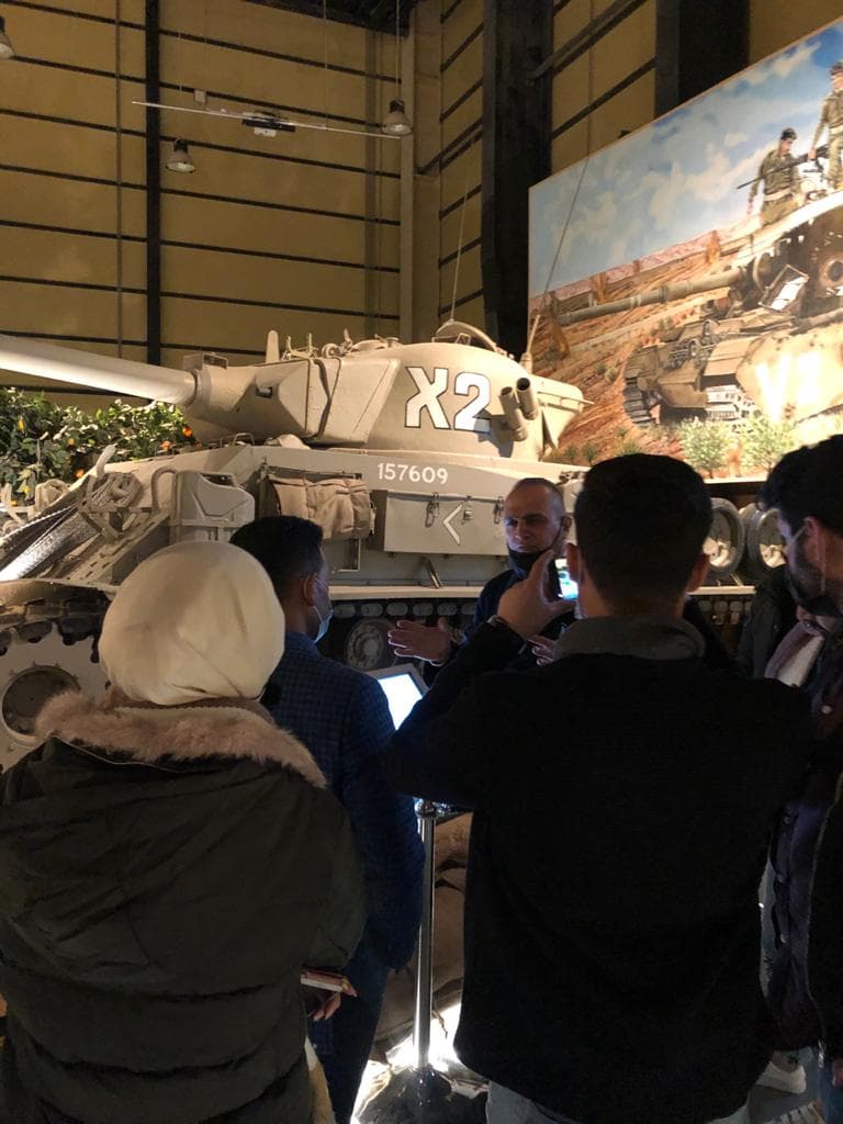 وفد من طلبة كلية الإعلام يزورون متحف الدبابات الملكي