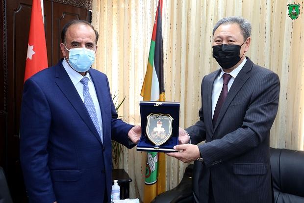 الأردنية والسفارة الكازاخية تبحثان تطوير سبل التعاون مع جامعة الفارابي الوطنية
