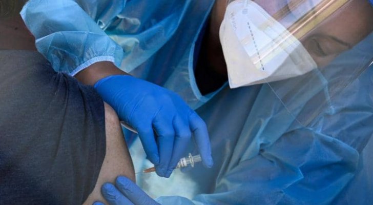تطعيم 1400 مواطن بلقاح فيروس كورونا في اربد