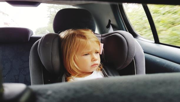 مديرية الامن العام تؤكد على ضرورة منع جلوس الاطفال في المقاعد الامامية للسيارات