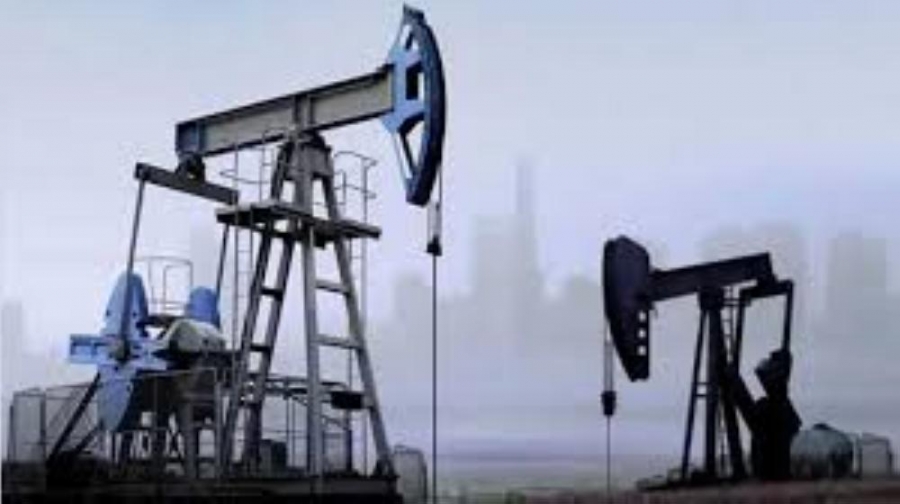 النفط ينخفض مع تفاقم مخاوف الطلب بفعل زيادة المخزونات