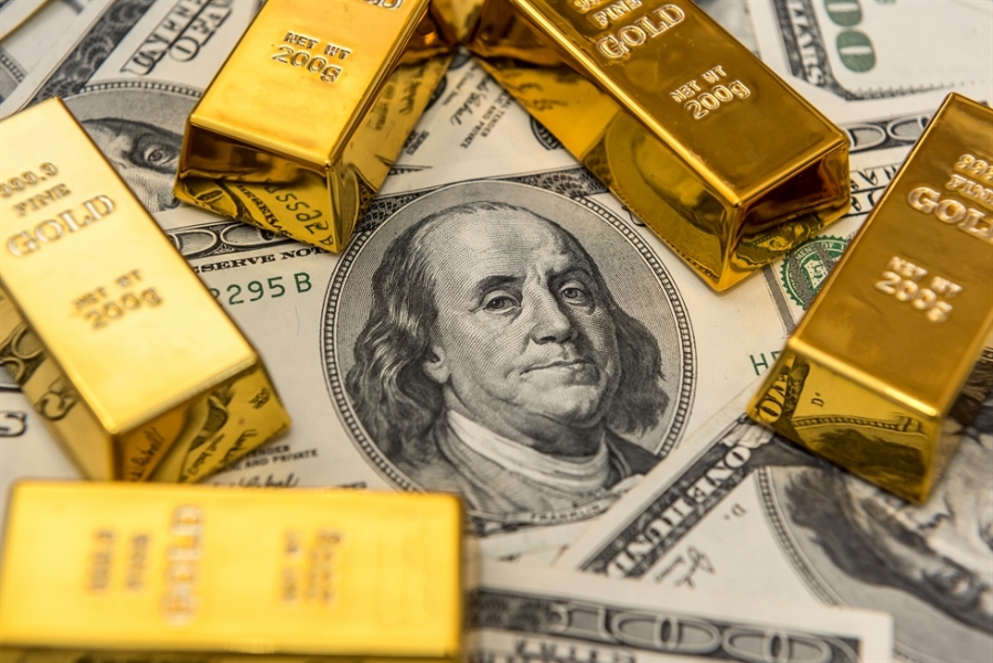 الذهب يتراجع مع قوة الدولار