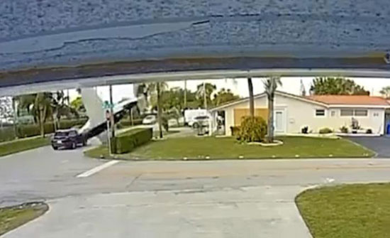 بالفيديو .... اصطدام طائرة بسيارة في فلوريدا
