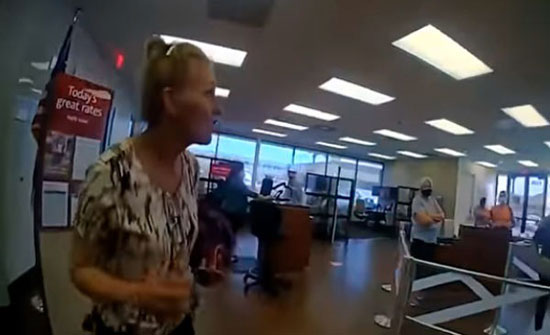 بالفيديو ... شرطي أمريكي يعتقل امرأة مسنة بعد رفضها ارتداء الكمامة