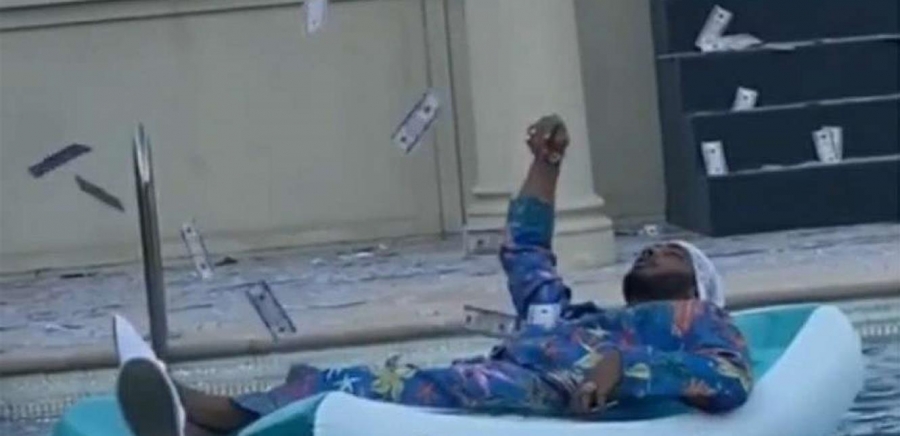بعد فيديو إلقاء محمد رمضان الدولارات في حمام السباحة.. محامي الطيار الموقوف بسببه يعلق
