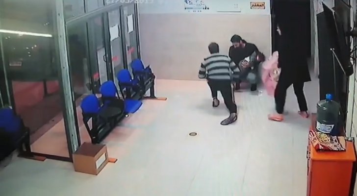 فيديو يحبس الأنفاس لإنقاذ طفلة فلسطينية مختنقة.. ووالدها يقبّل أقدام الطبيب