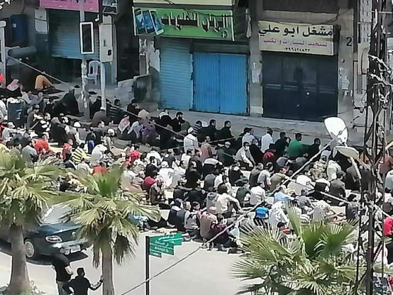 عجلون: المئات يؤدون صلاة الجمعة رغم الحظر في بلدة عنجرة