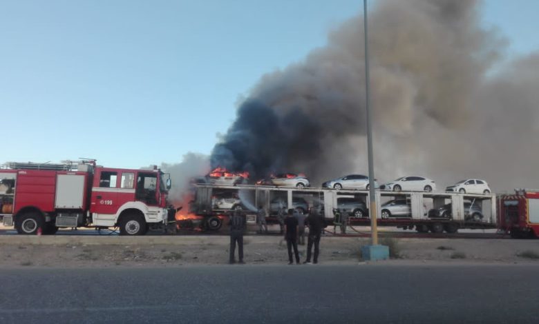 بالفيديو والصور .. إندلاع حريق بمقطورة ناقلة سيارات في منطقة الراشدية بالعقبة