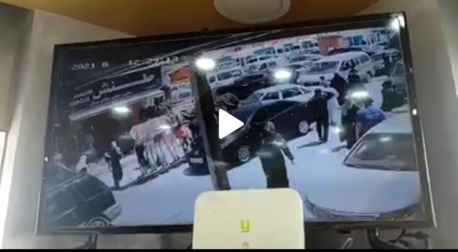بالفيديو ... مشاجرة ما بين رقيب سير ومواطن احتجاجا على مخالفة بالرمثا ...والامن يحقق