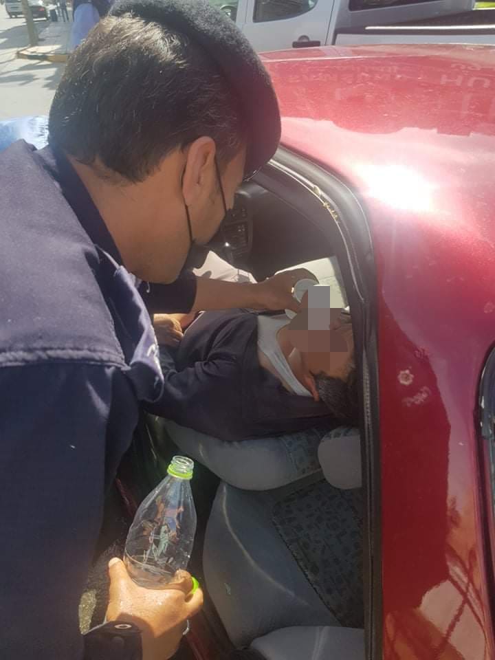 بالفيديو ... رقباء سير ينقذون سائق دخل بغيبوبة أثناء قيادته لمركبته في اربد
