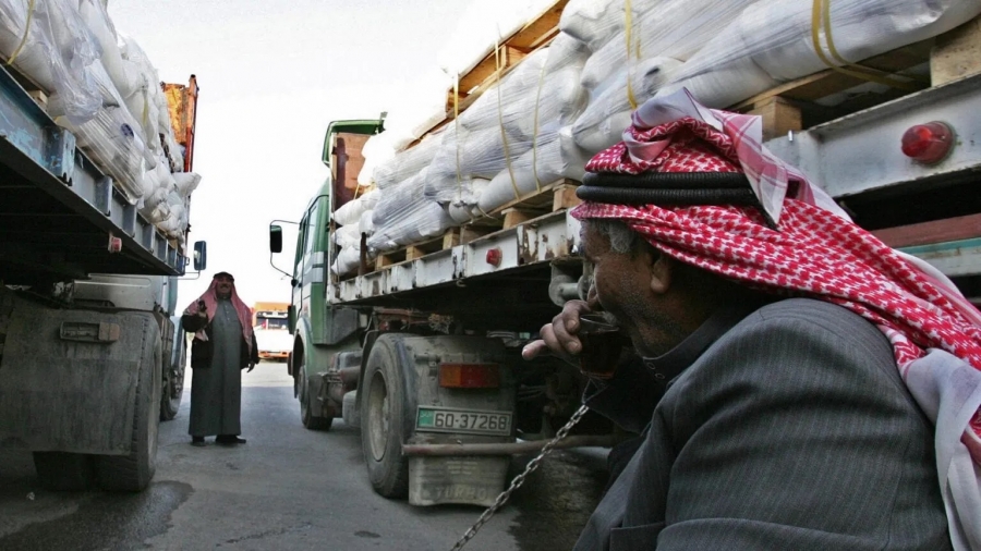 دراسة إعطاء فترة سماح للشاحنات العالقة على حدود السعودية
