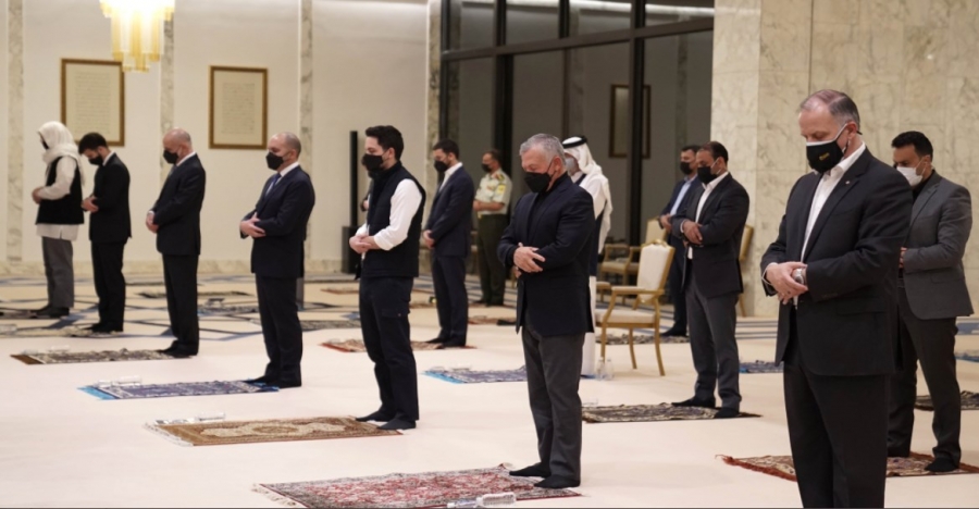 بالصور...الملك وولي العهد يحييان ليلة القدر بمسجد الهاشمية في عمان