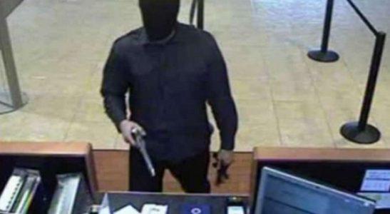 الأمن يقبض على شخص سلب مبلغا ماليا من أحد بنوك عمان