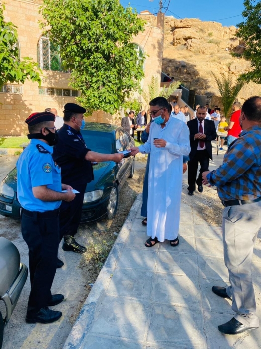 بالصور .. الأمن العام يواصل توفير الأمن ويشارك في صلاة العيد ويهنئ المواطنين