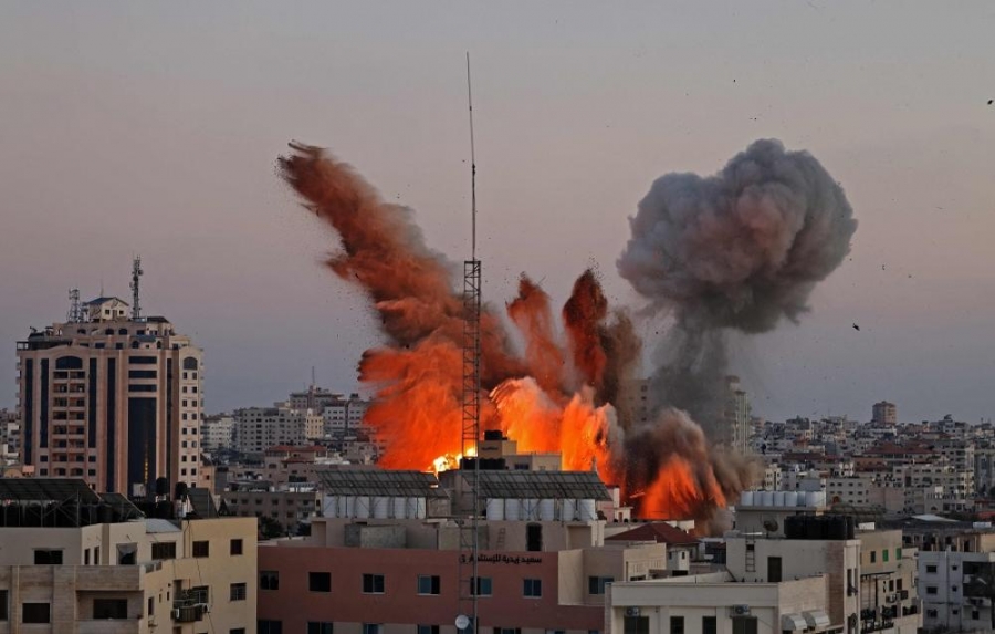طائرات الاحتلال تقصف مجمع انصار غرب غزة