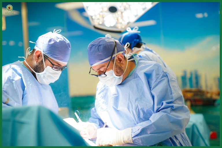 بالصور..عملية جراحية نوعية في مستشفى الكندي لاستئصال ورم غضروفي بالفخذ واستبداله بمفصل صناعي