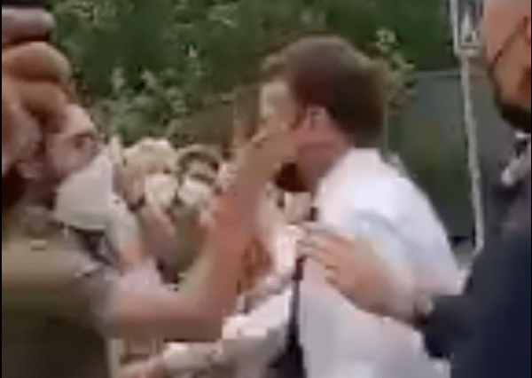 بالفيديو...شخص يصفع الرئيس الفرنسي على وجهه